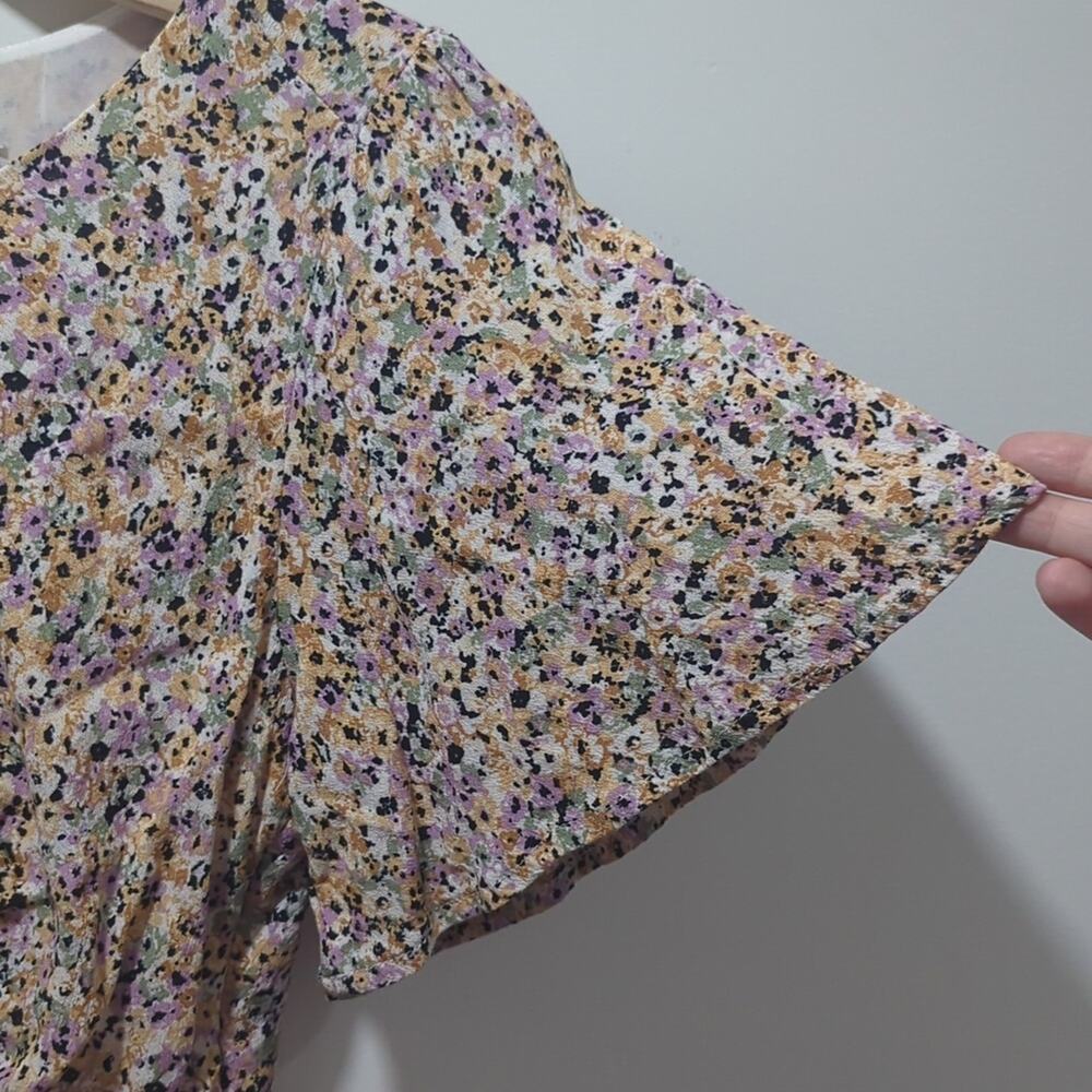 ASTR Revolve Flutter Sleeve Top Sage Peach Ditsy Floral Keyhole Blouse Size M - Picture 4 of 9